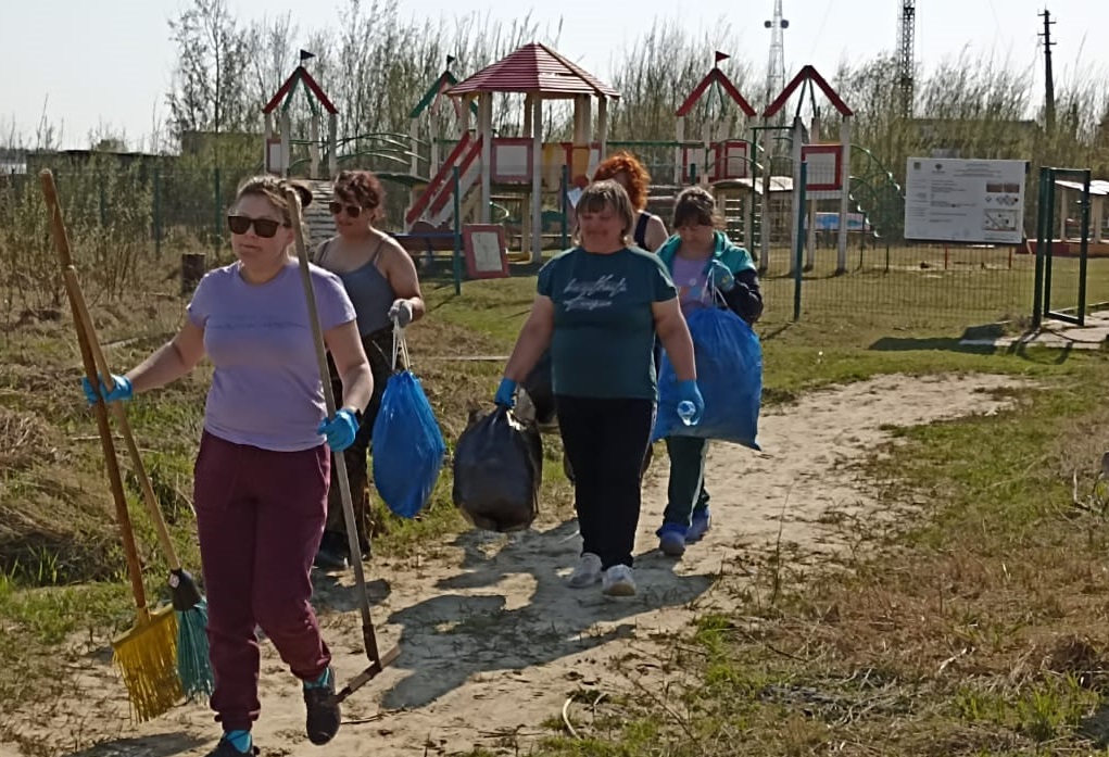Сегодня 19.05.2023 года в замечательный солнечный день работники Администрации и МБУЦКБО «Северная звезда» с.Каменное снова вышли на субботник..