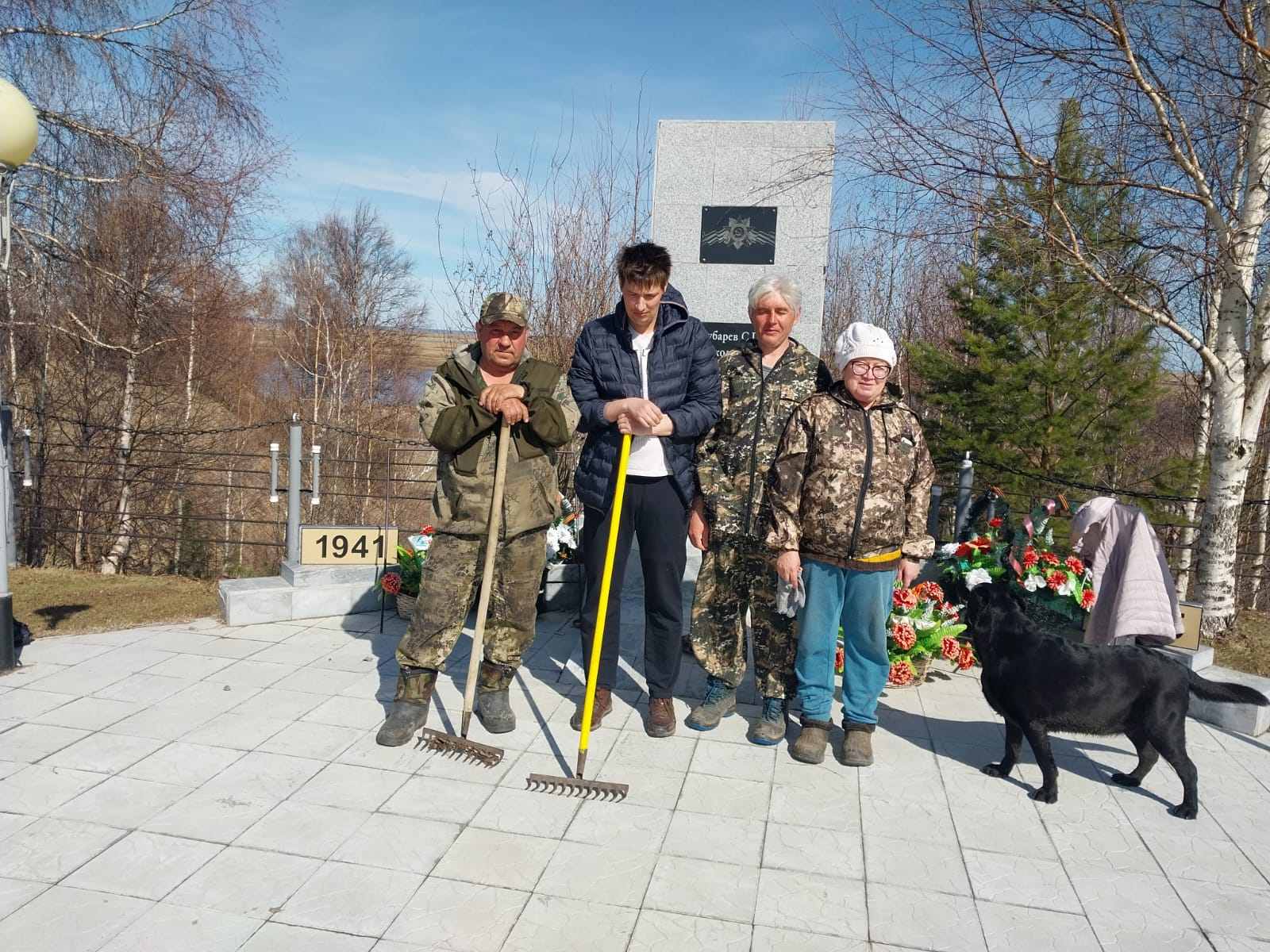 На территории с.Каменное  работники МП МО Октябрьский район "ОКС" провели традиционный субботник направленный на очистку и благоустройство территории памятника..